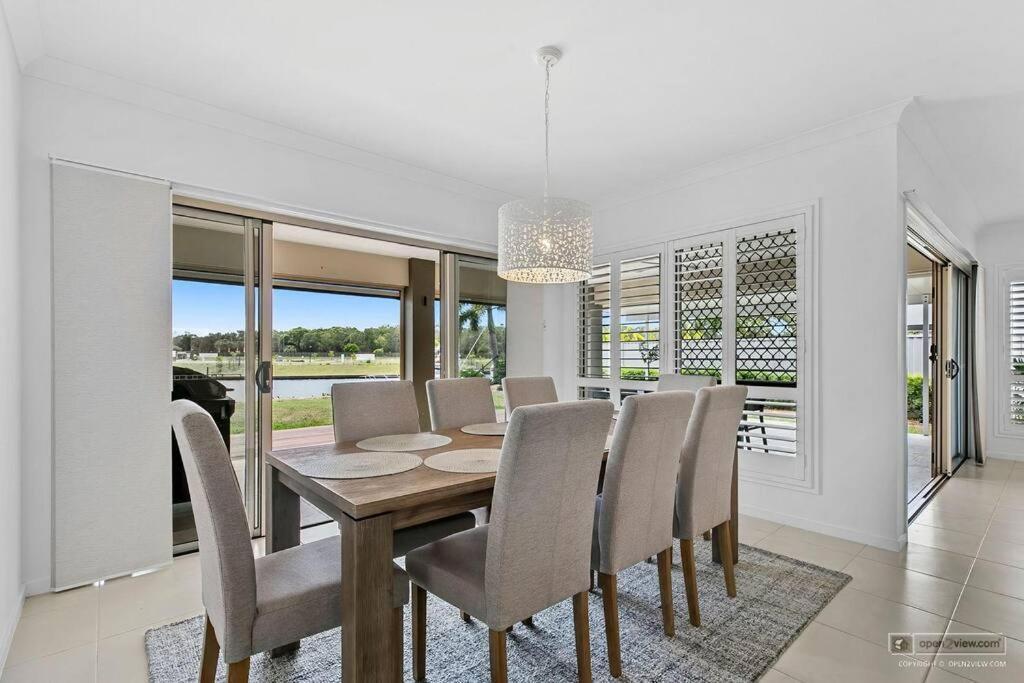 Waters Edge! Holiday home